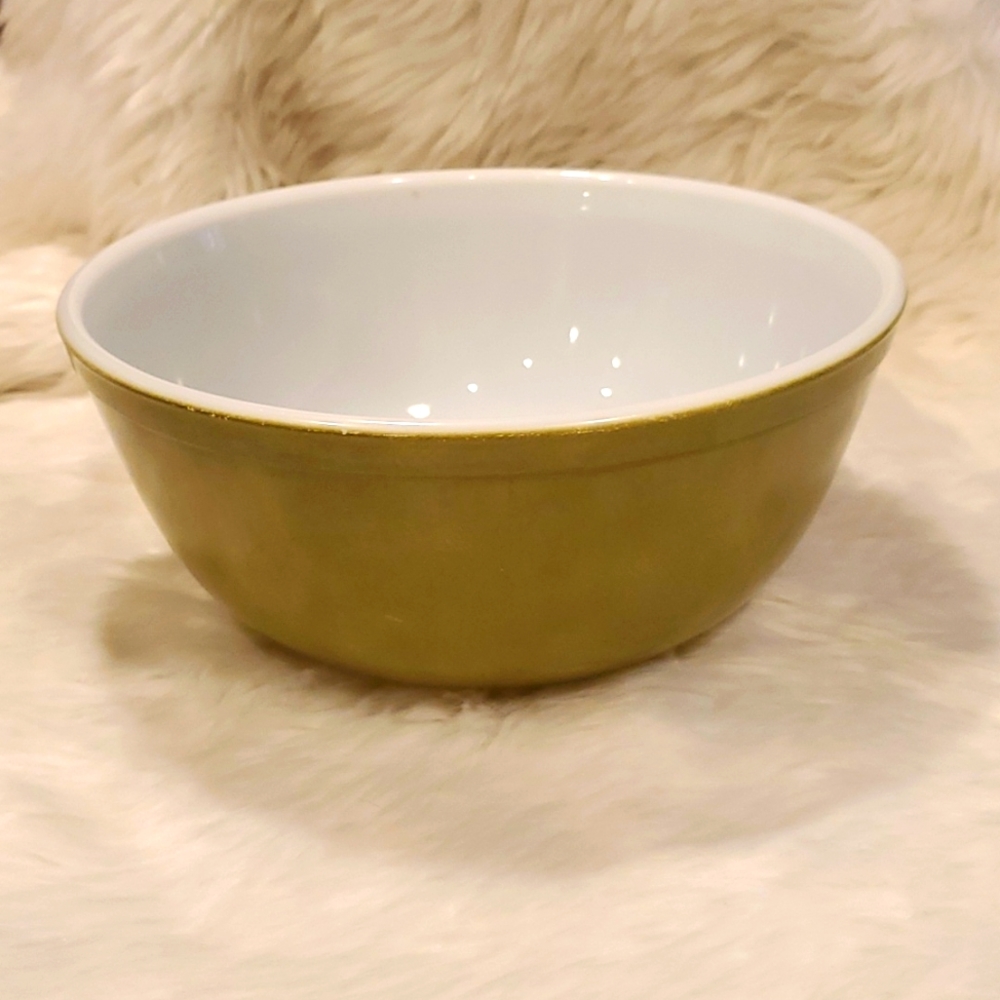 Pyrex 2.5 qt vintage mixing bowl retro green